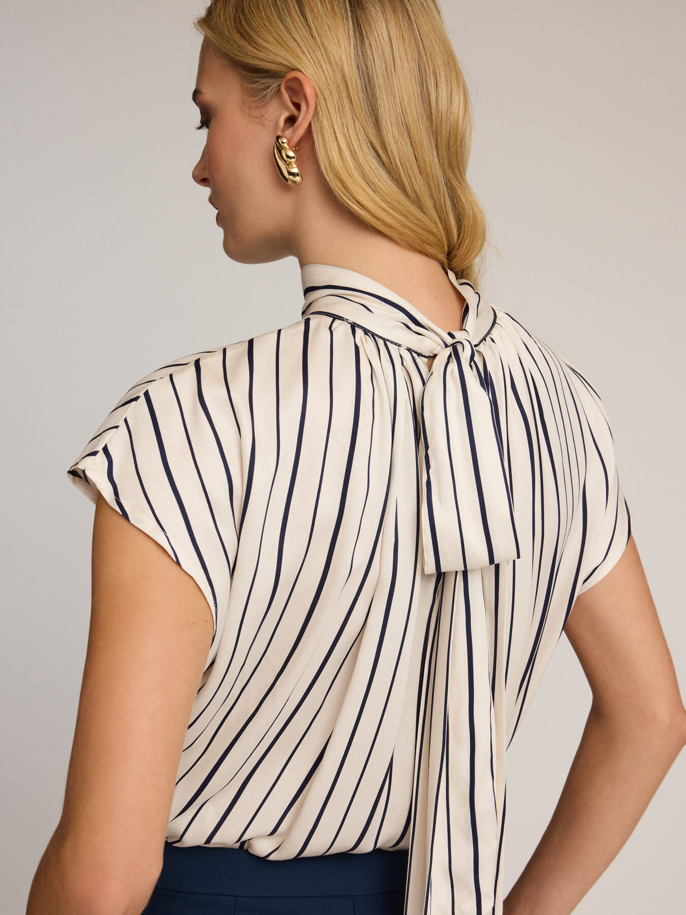 Blusa over a righe con fiocco posteriore image number 2