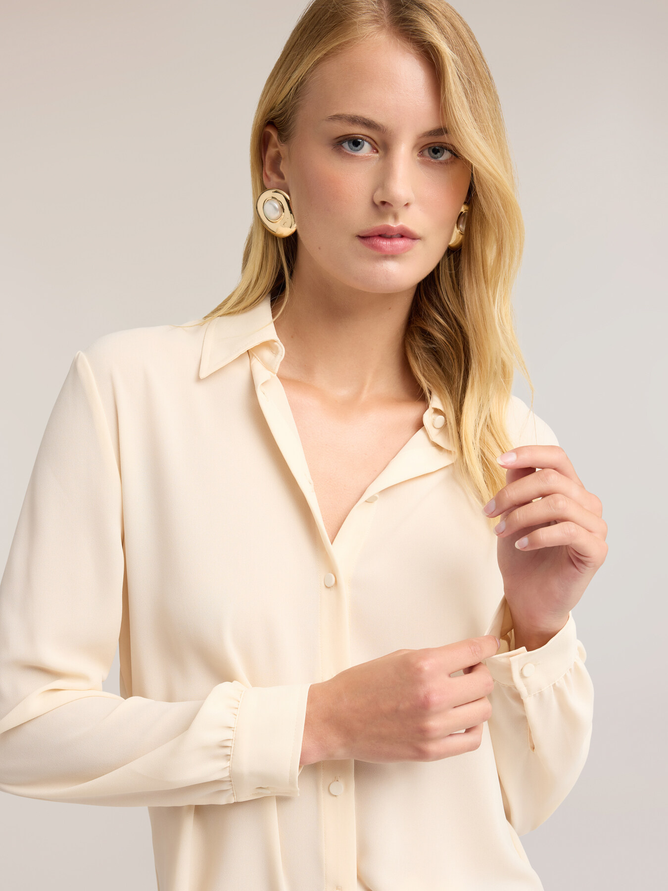 Camicia in cr&ecirc;pe de chine con colletto classico image number 3