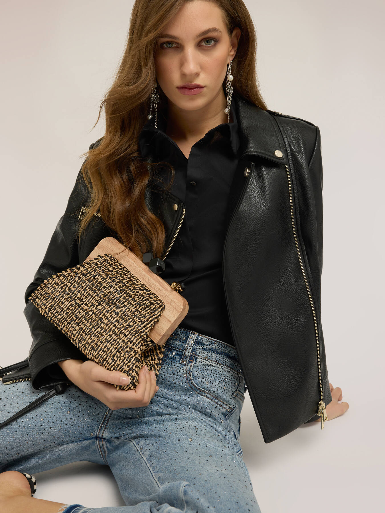Clutch in rafia intrecciata con chiusura in legno image number 0