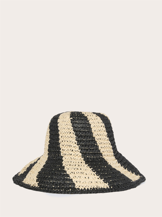 Cappello in paglia lavorato all'uncinetto