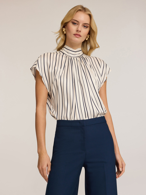 Blusa over a righe con fiocco posteriore