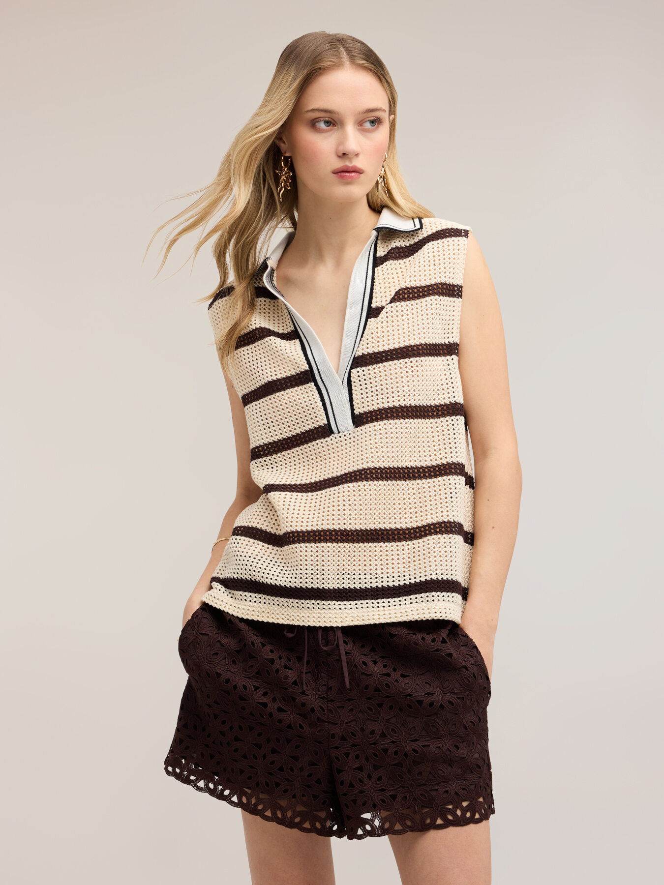Top in maglia ajour&eacute; a righe con colletto polo image number 3