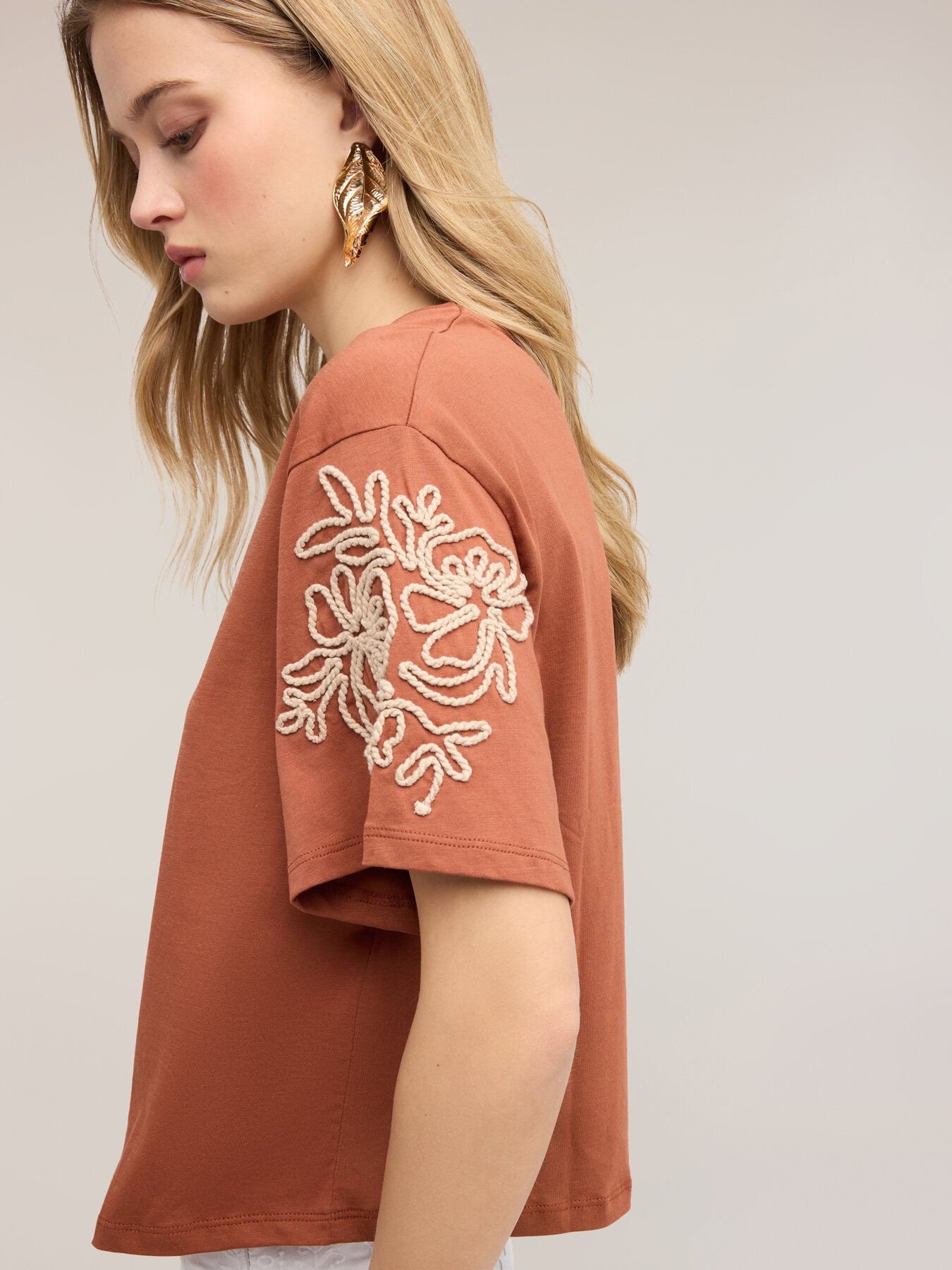 T-shirt in jersey con ricami floreali image number 0