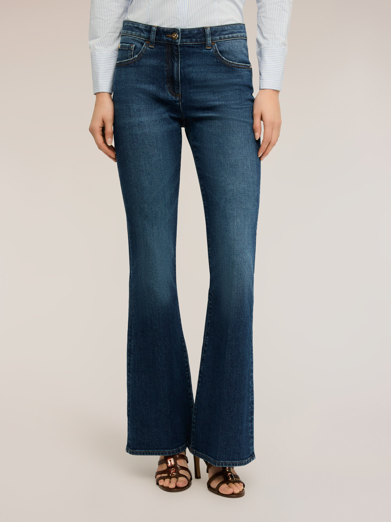 Jeans flare push-up a vita alta image number 2