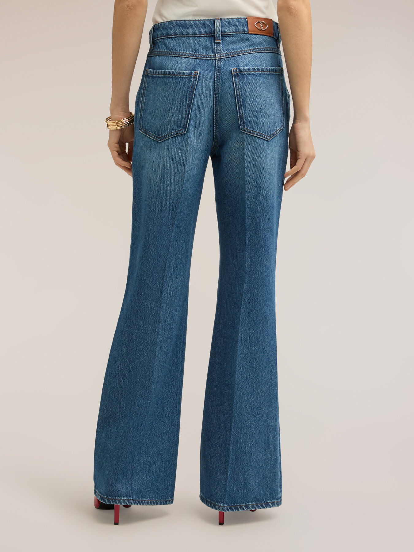 Jeans flare con tasche image number 1