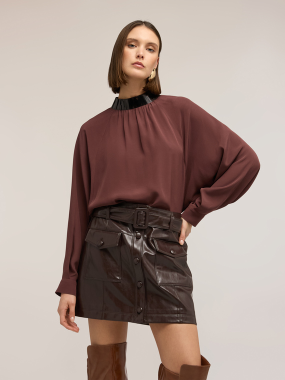 Blusa fluida con colletto ricamato