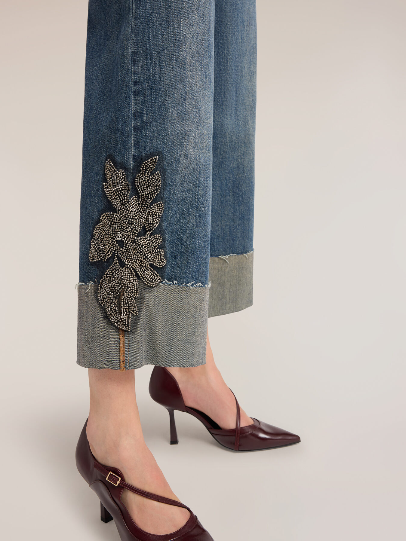 Jeans cropped con patch ricamato image number 3