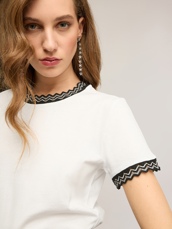 T-shirt con bordi in maglia