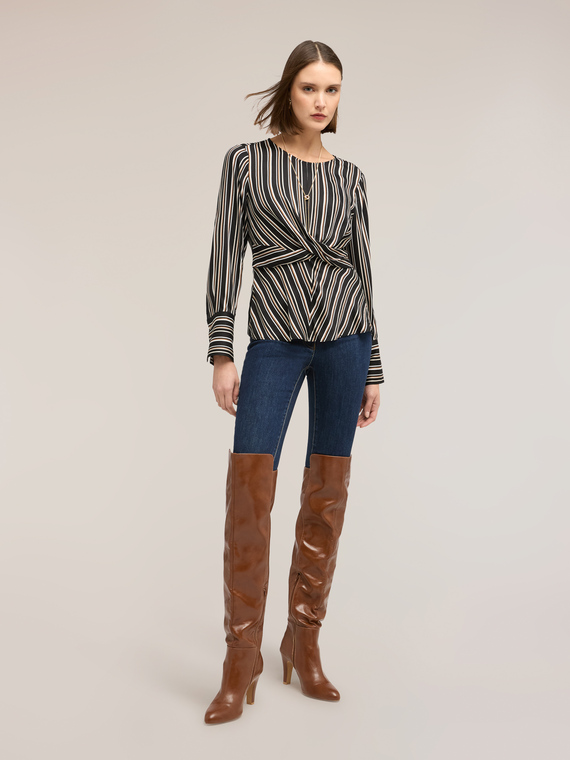 Blusa a righe con incrocio