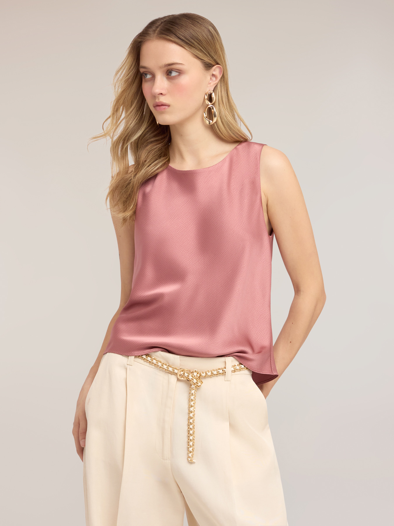 Top in raso con catenine sul retro image number 0