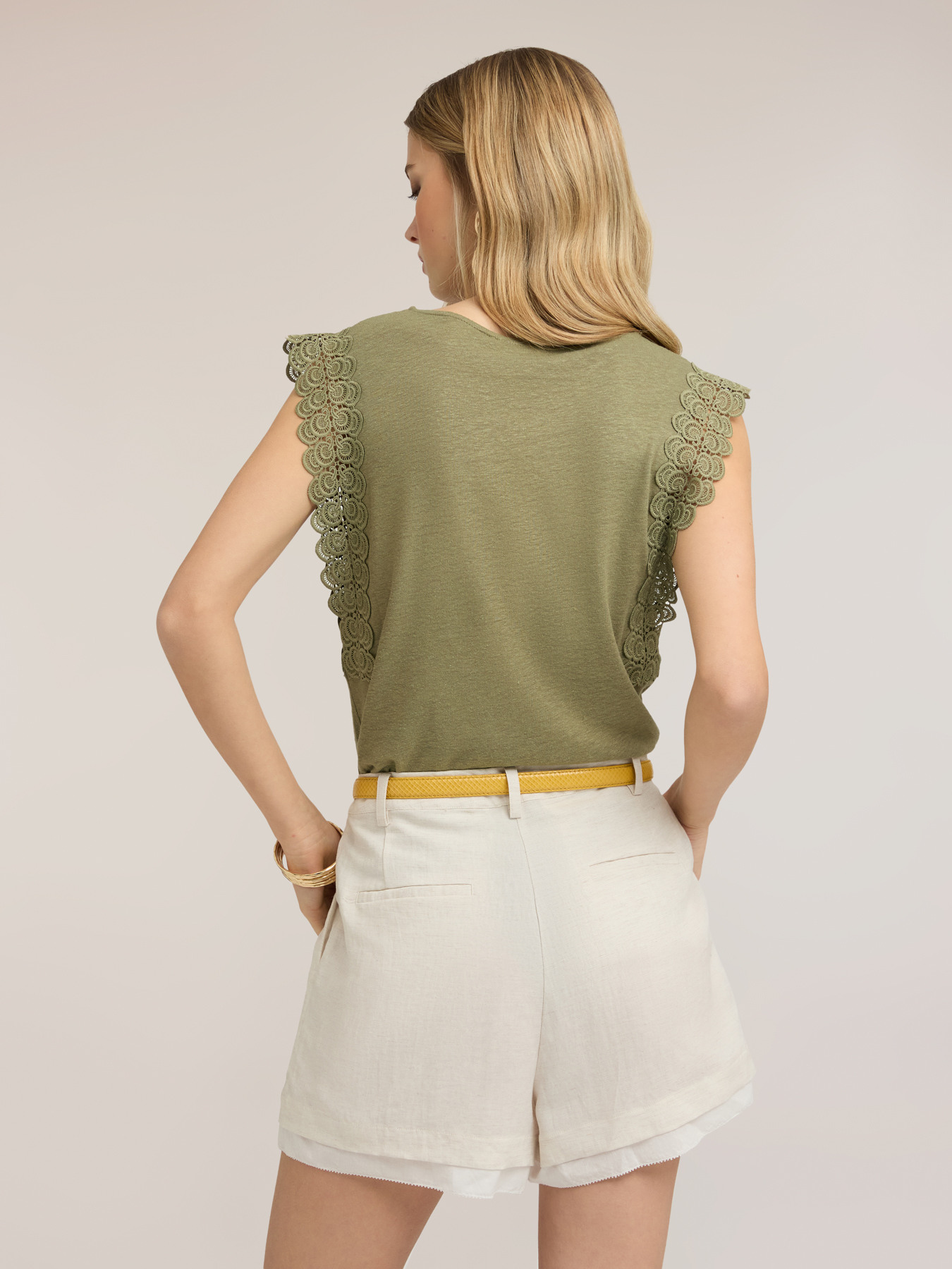 T-shirt in misto lino con inserti in pizzo image number 1