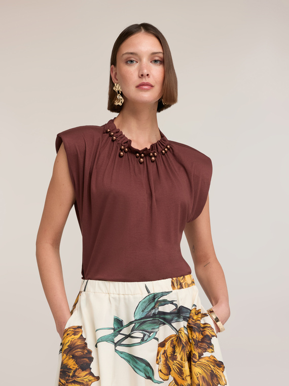 T-shirt con arriccio e applicazioni sul collo