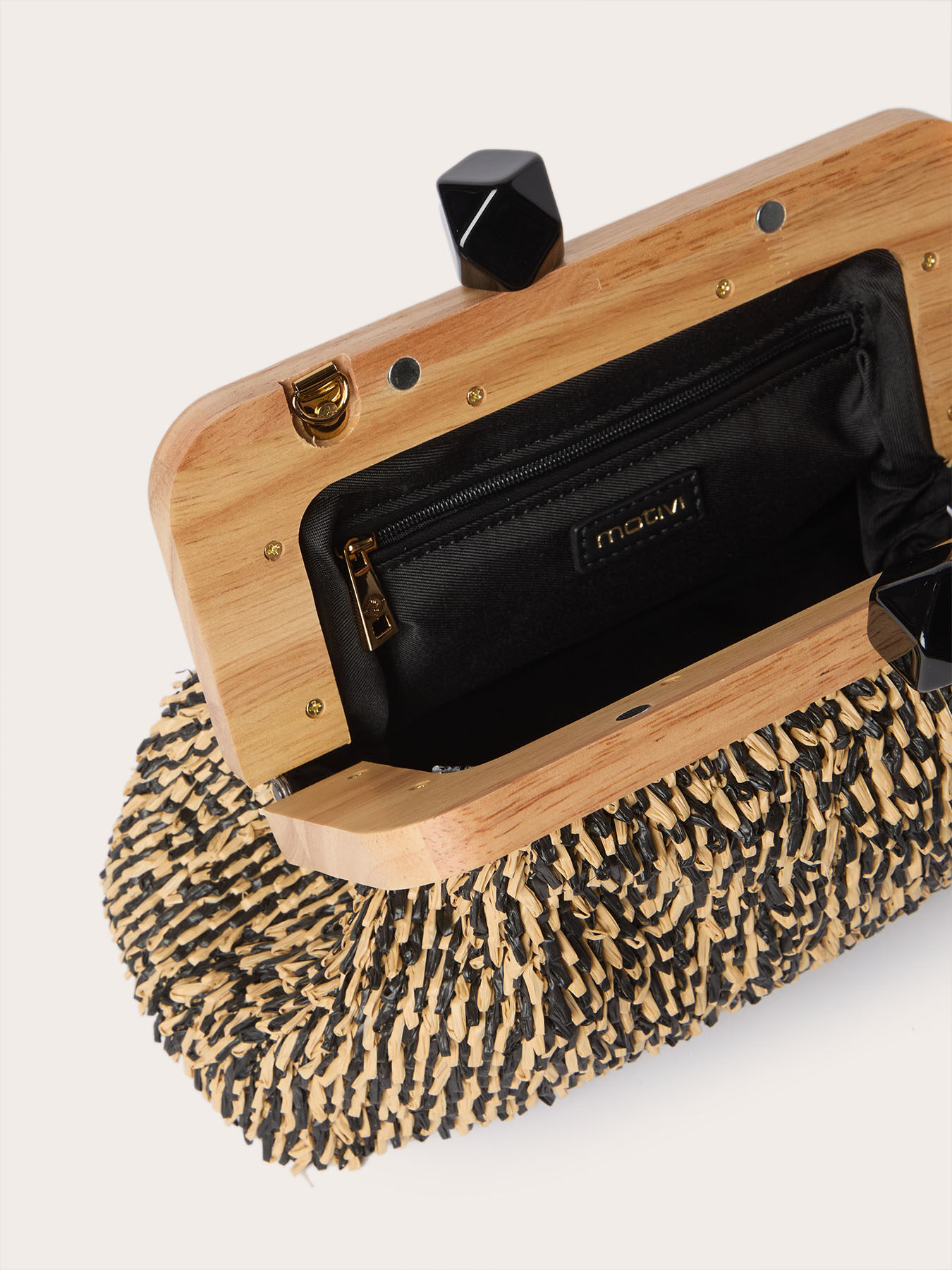 Clutch in rafia intrecciata con chiusura in legno image number 4