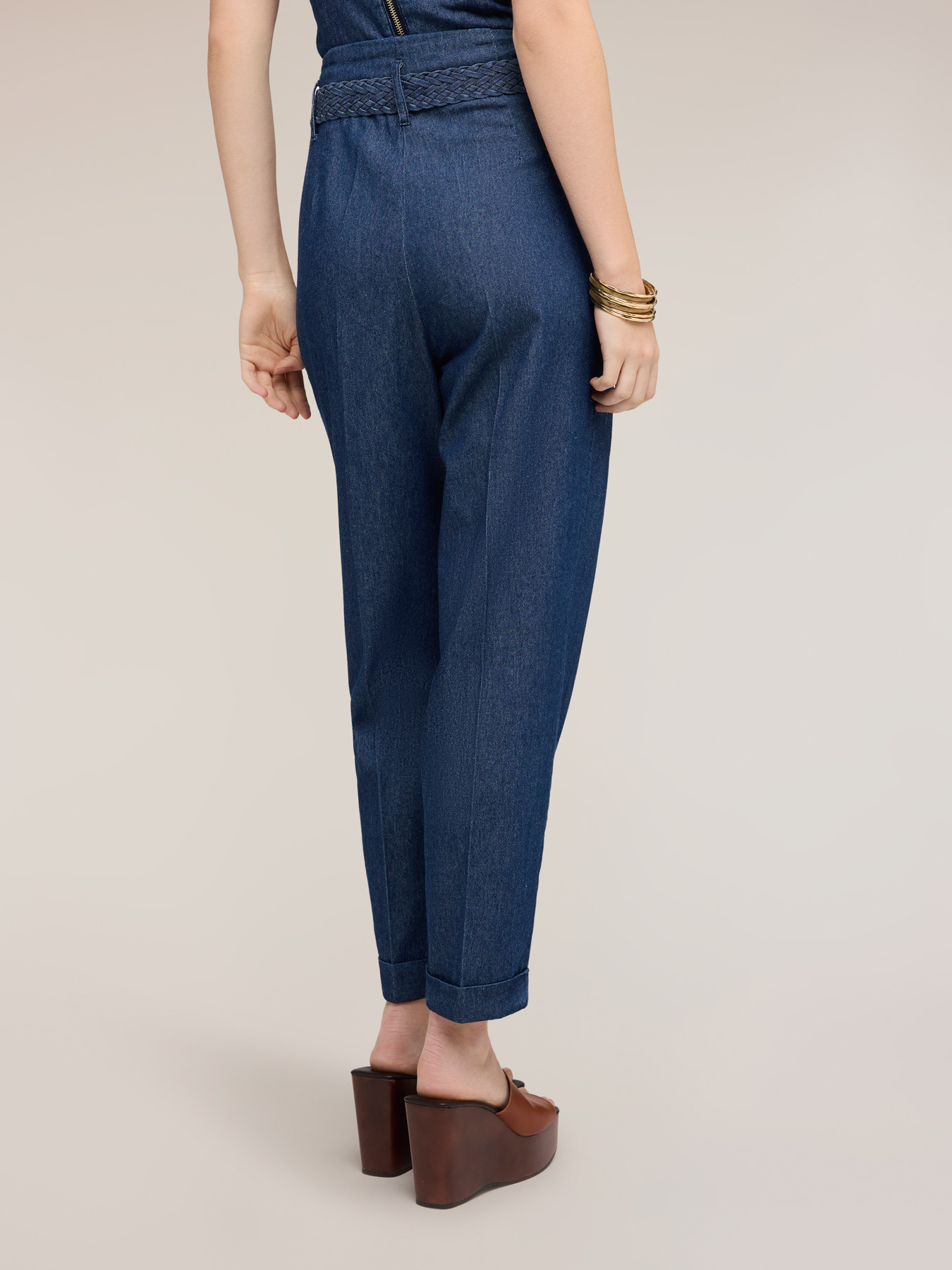Jeans carrot con cintura intrecciata image number 1