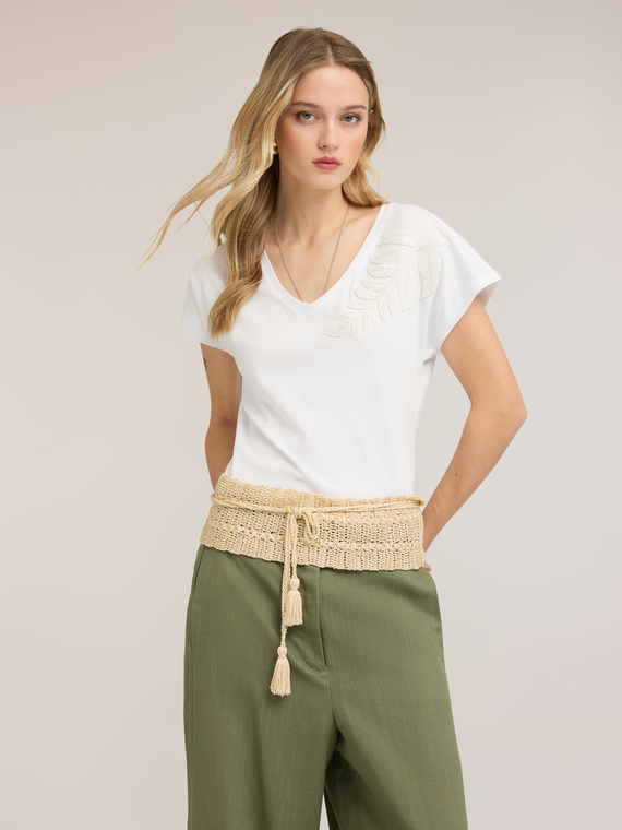 T-shirt con ricamo sulla spalla
