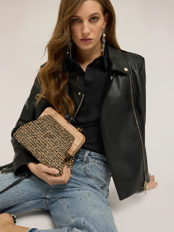 Clutch in rafia intrecciata con chiusura in legno