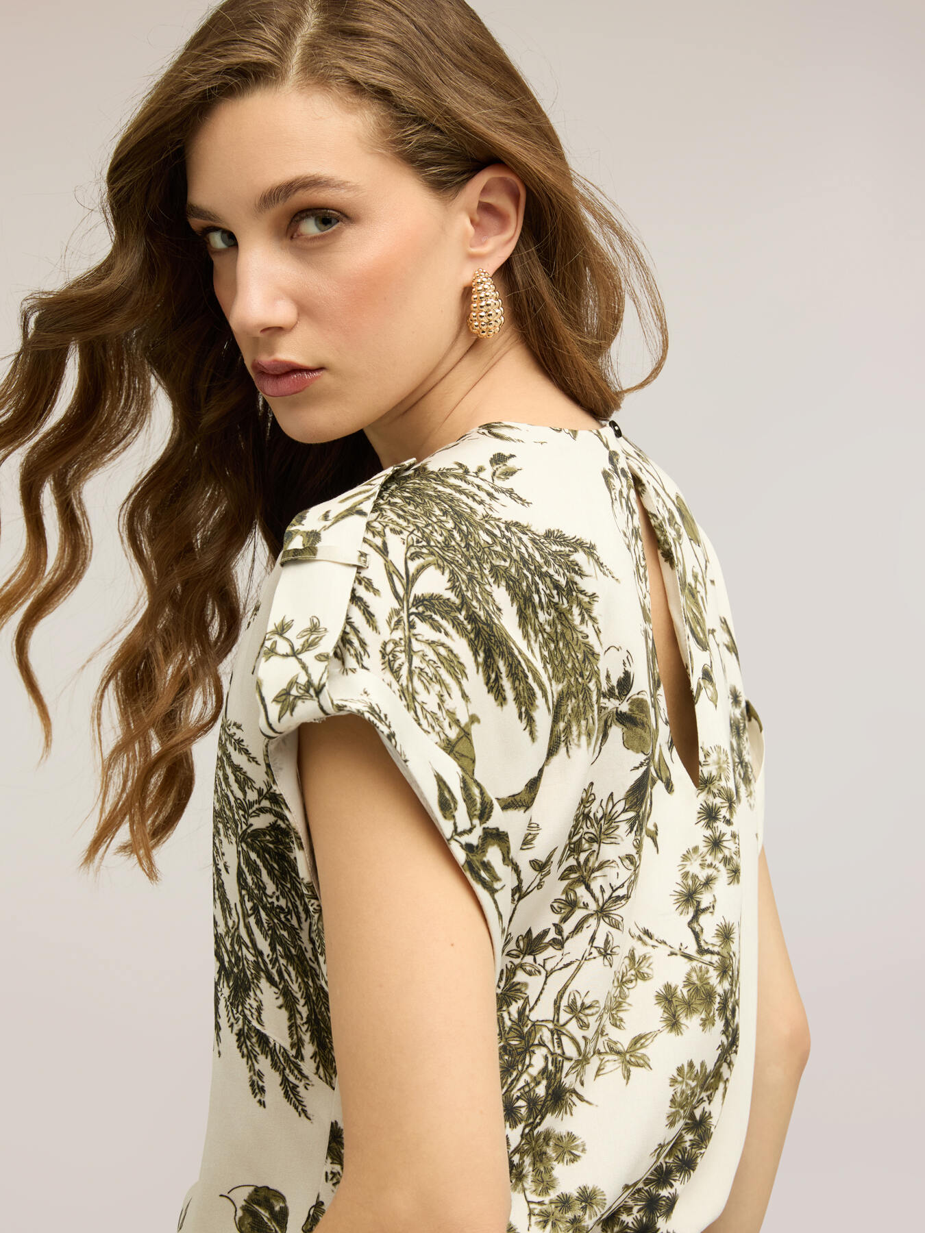 Blusa in raso con stampa botanica image number 3