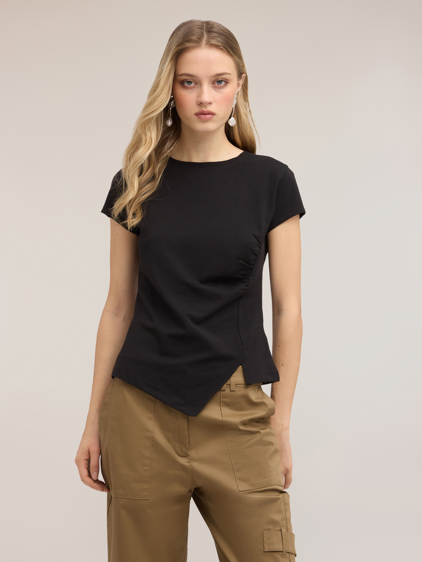 T-shirt con drappeggio laterale asimmetrico image number 0