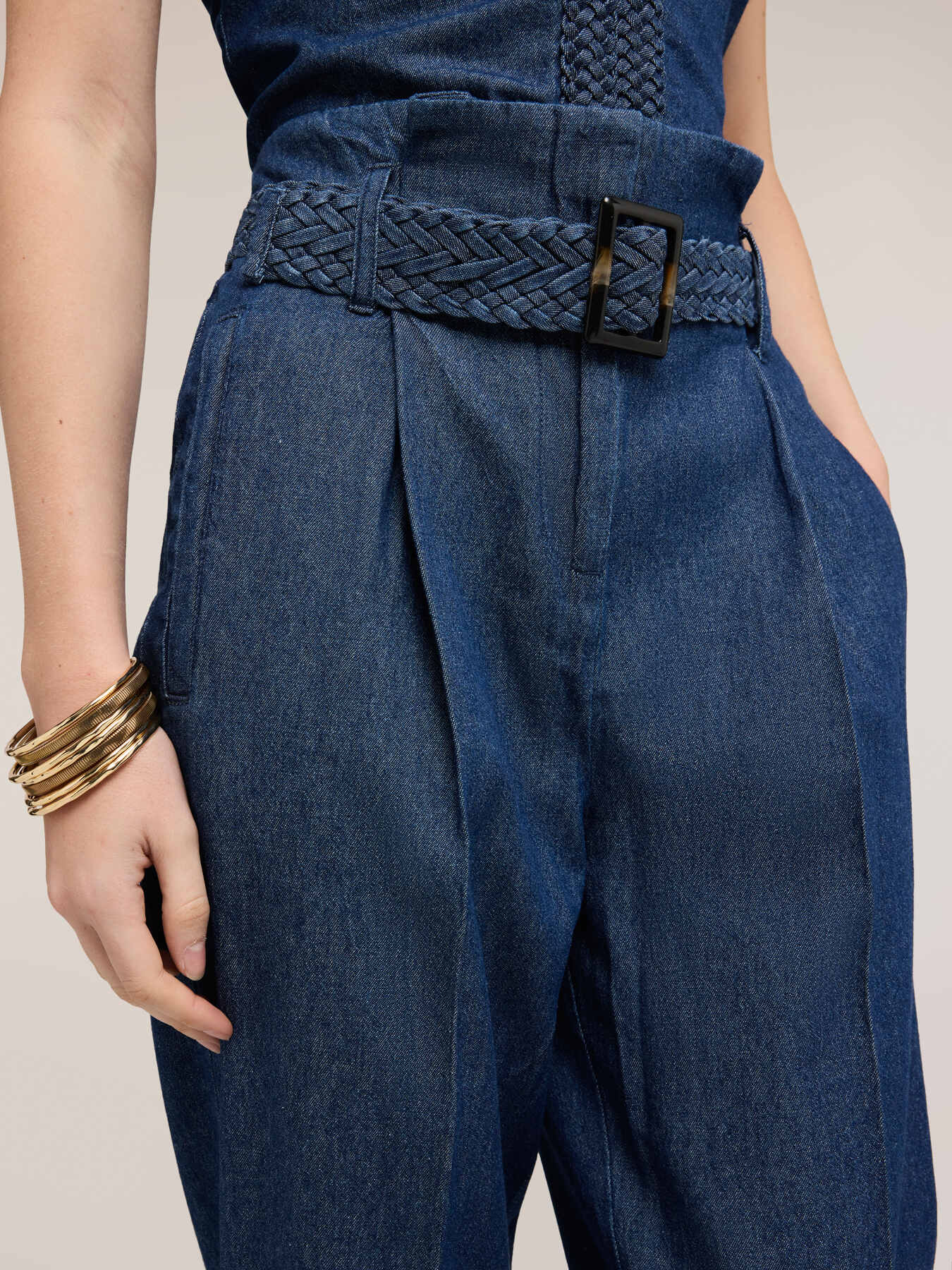 Jeans carrot con cintura intrecciata image number 3
