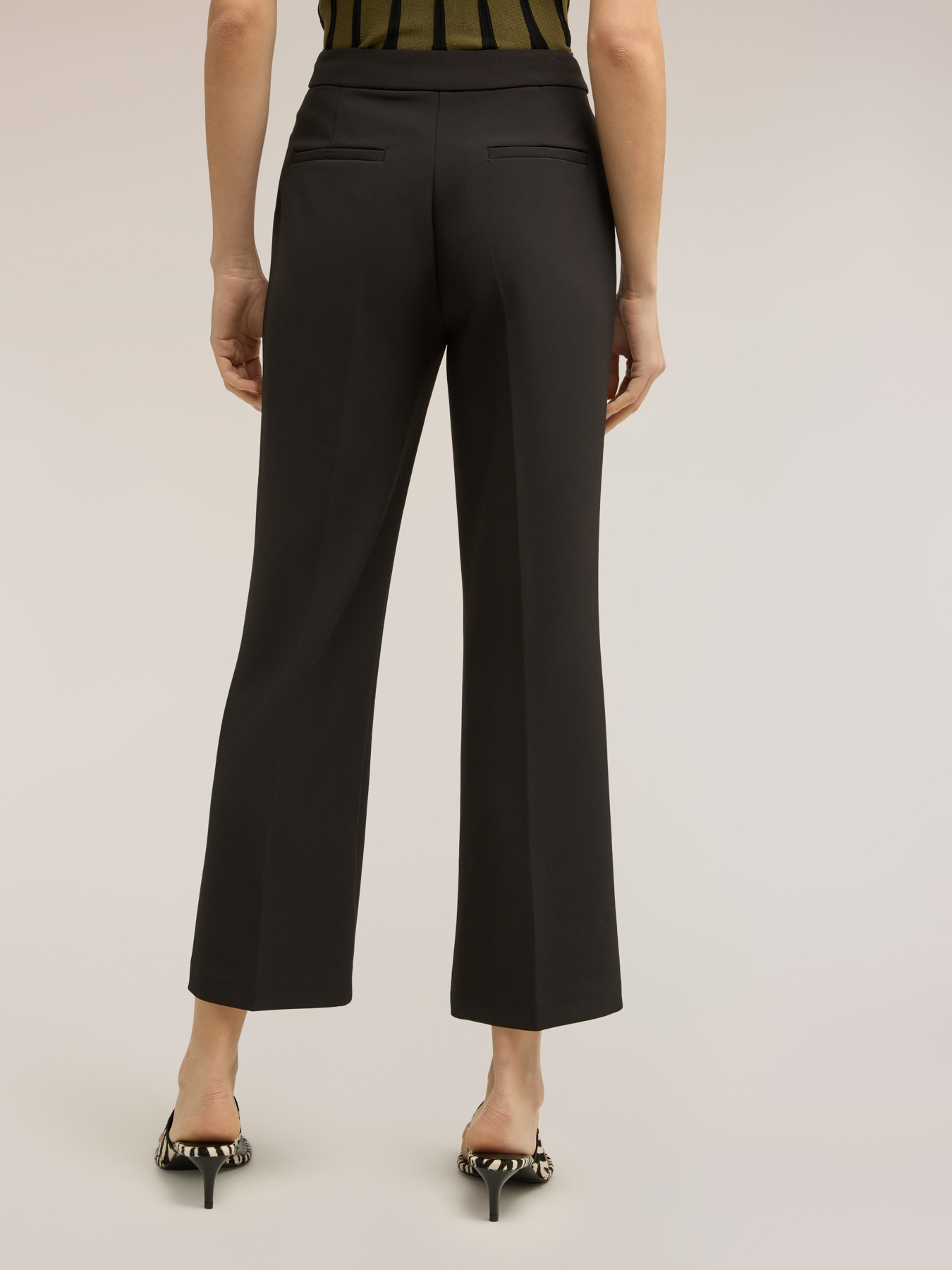 Pantaloni cropped in cady cr&ecirc;pe image number 1