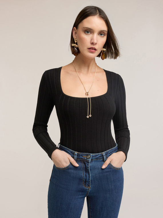 Maglia a coste con scollo quadrato