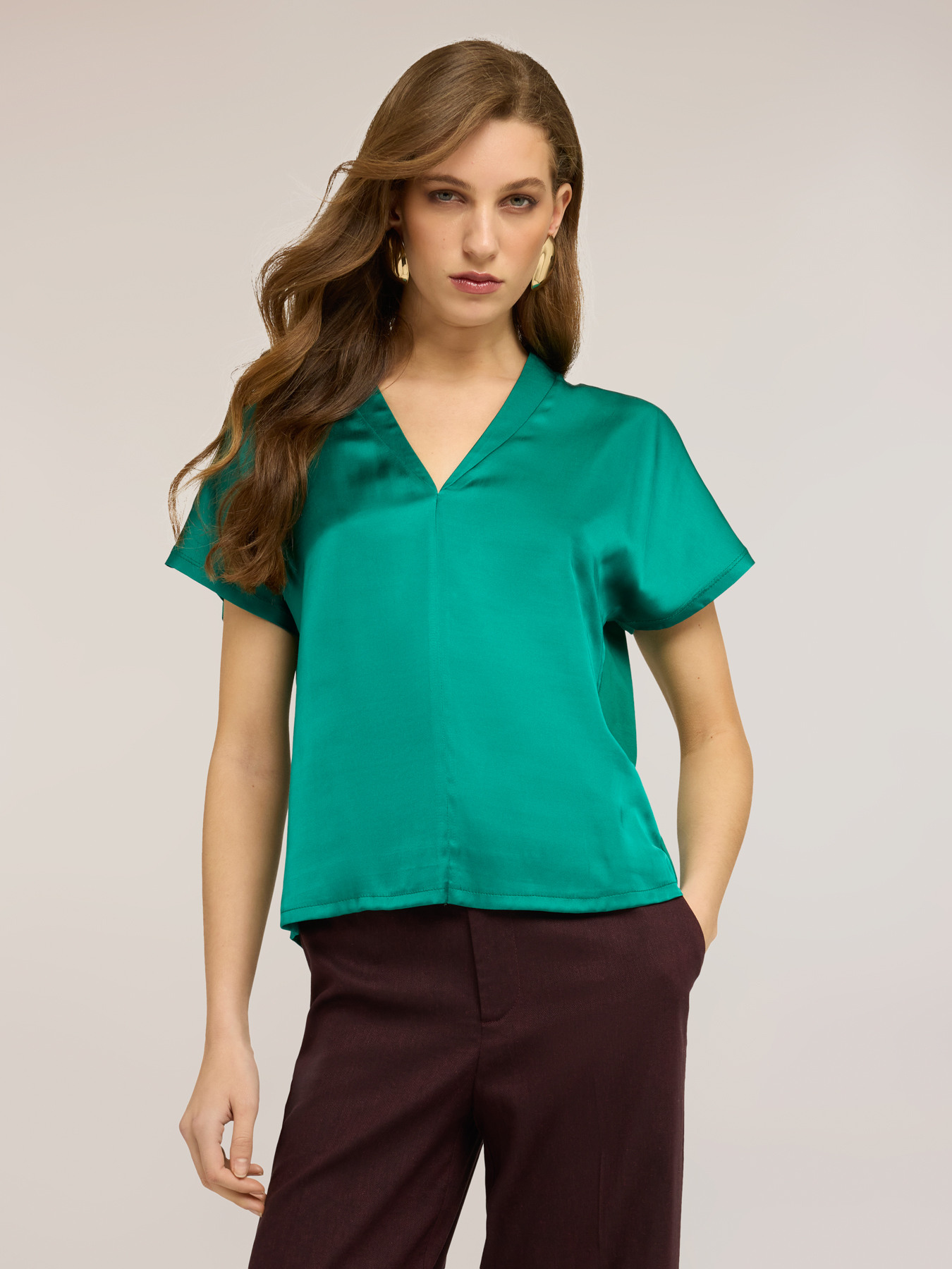 T-shirt bimaterica con scollo a V image number 2