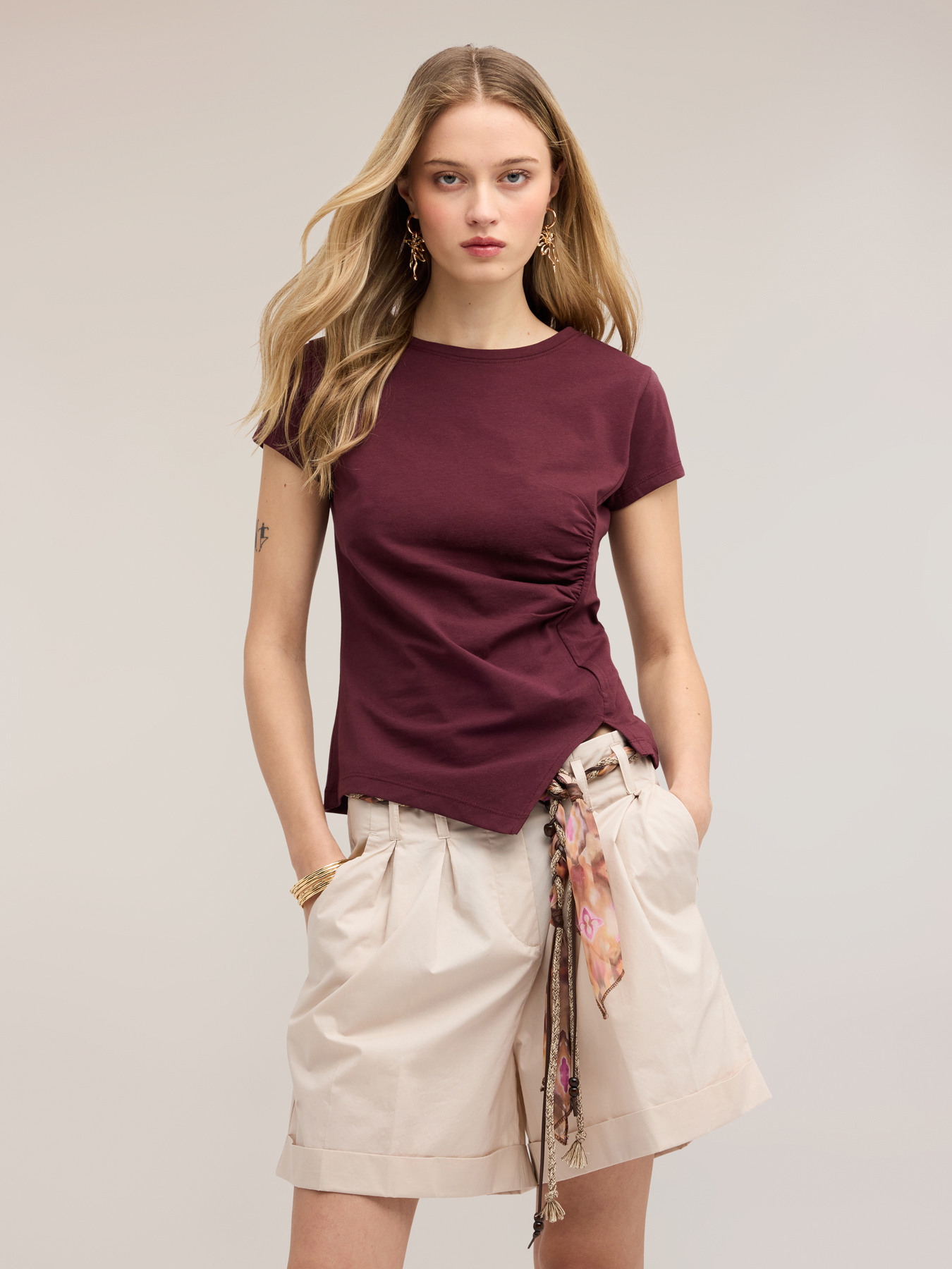 T-shirt con drappeggio laterale asimmetrico image number 2