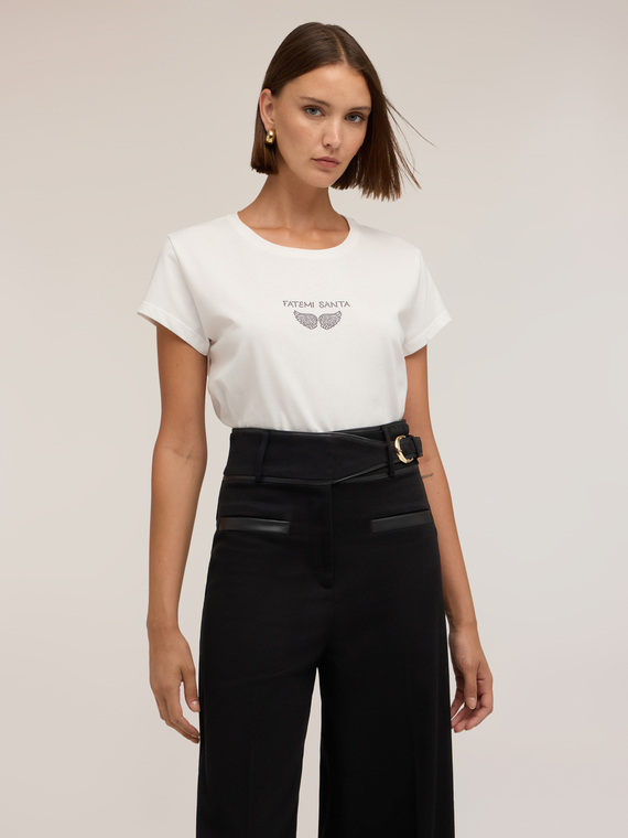 T-shirt con scritta e ali in strass