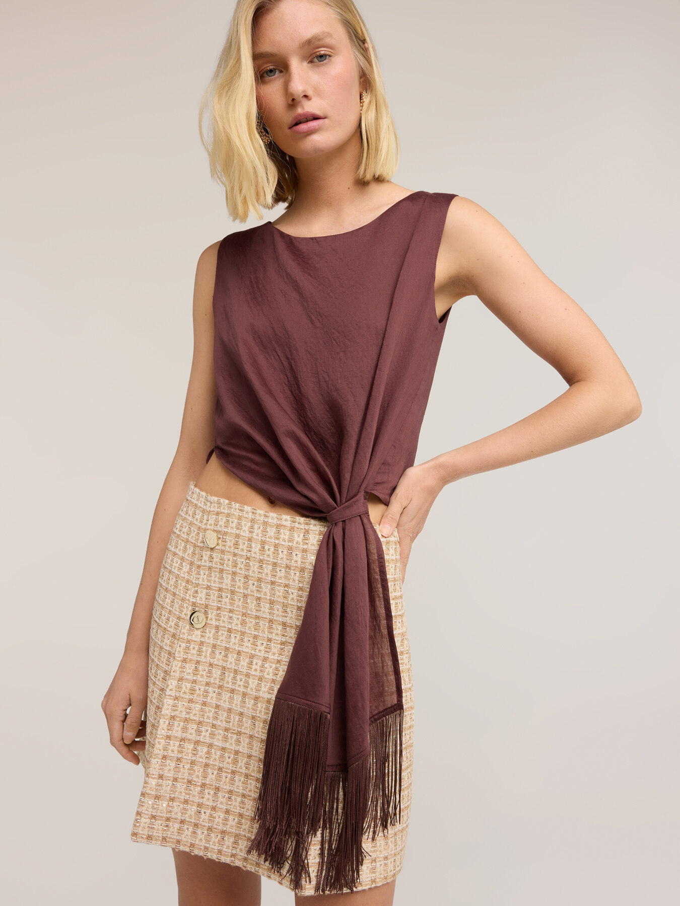 Top in voile con nodo e frange image number 3
