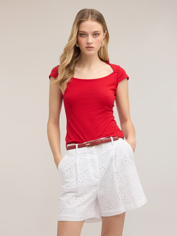 T-shirt con scollo a barchetta
