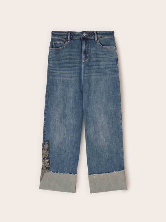 Jeans cropped con patch ricamato