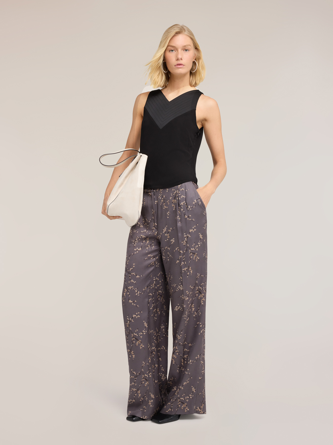 Top in georgette con scollo a V image number 0