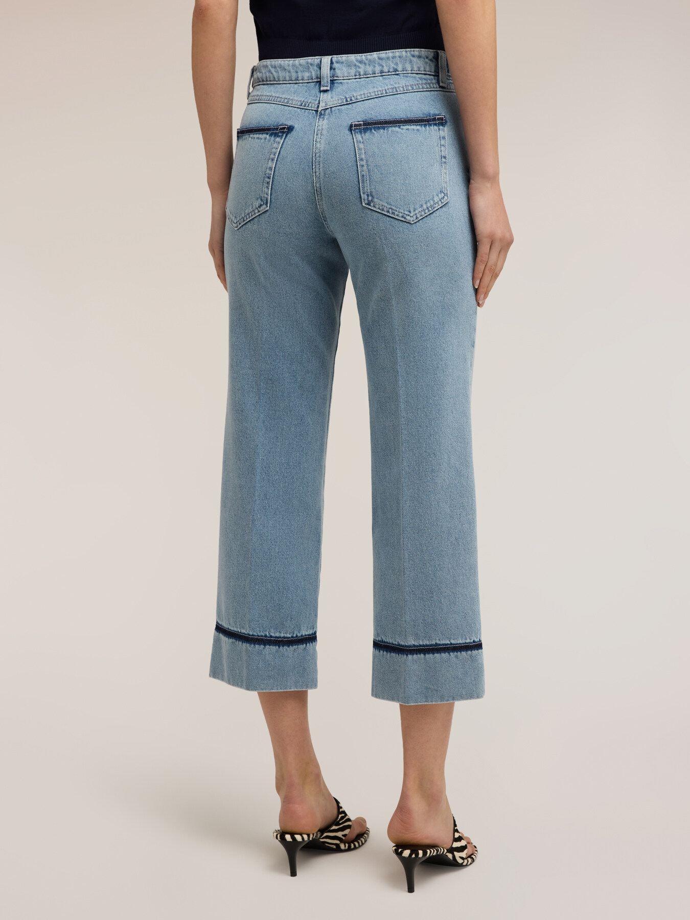 Jeans cropped wide fit con catena image number 1