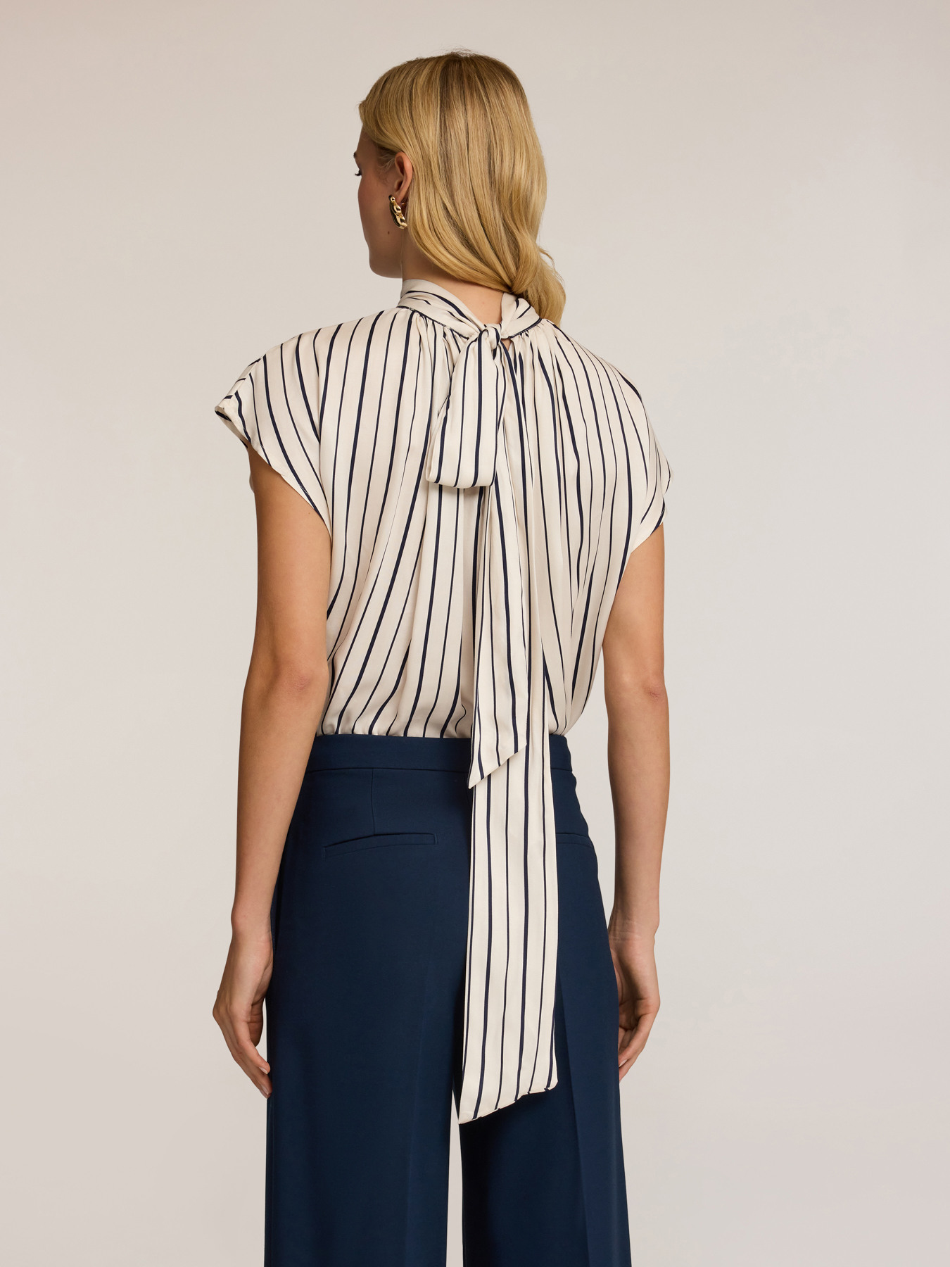 Blusa over a righe con fiocco posteriore image number 1