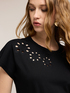T-shirt con lavorazioni floreali image number 0