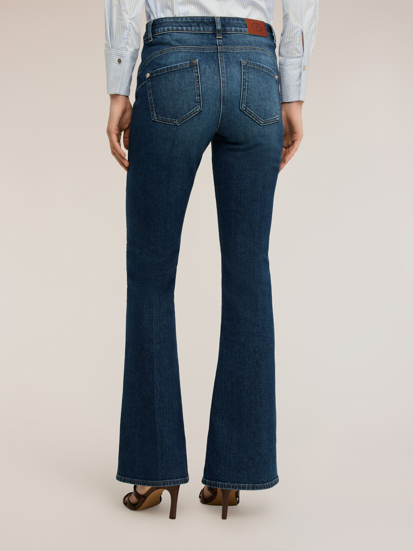 Jeans flare push-up a vita alta image number 1