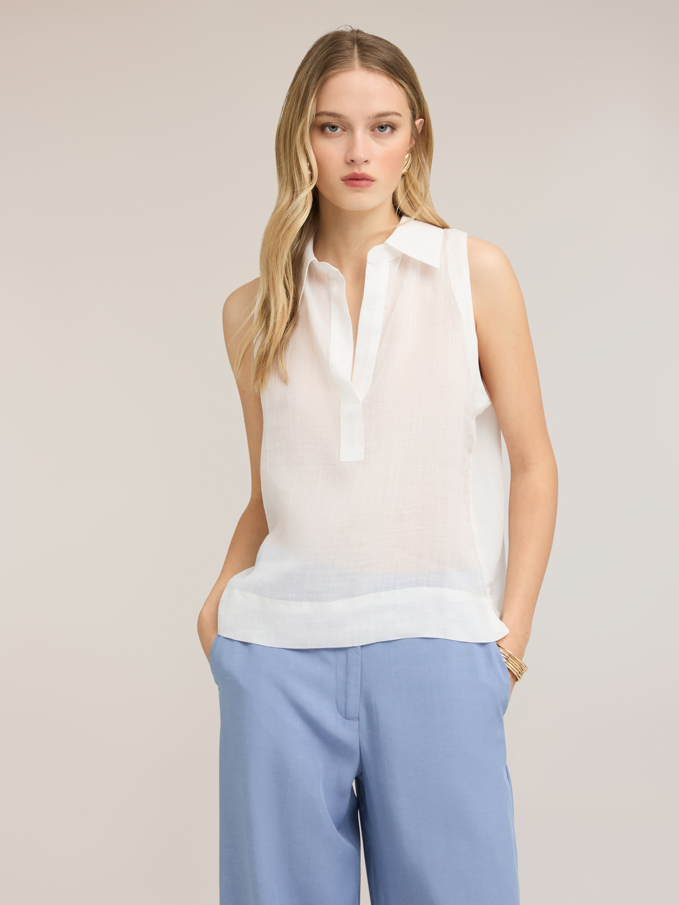 Top in ramie con scollo a V image number 2