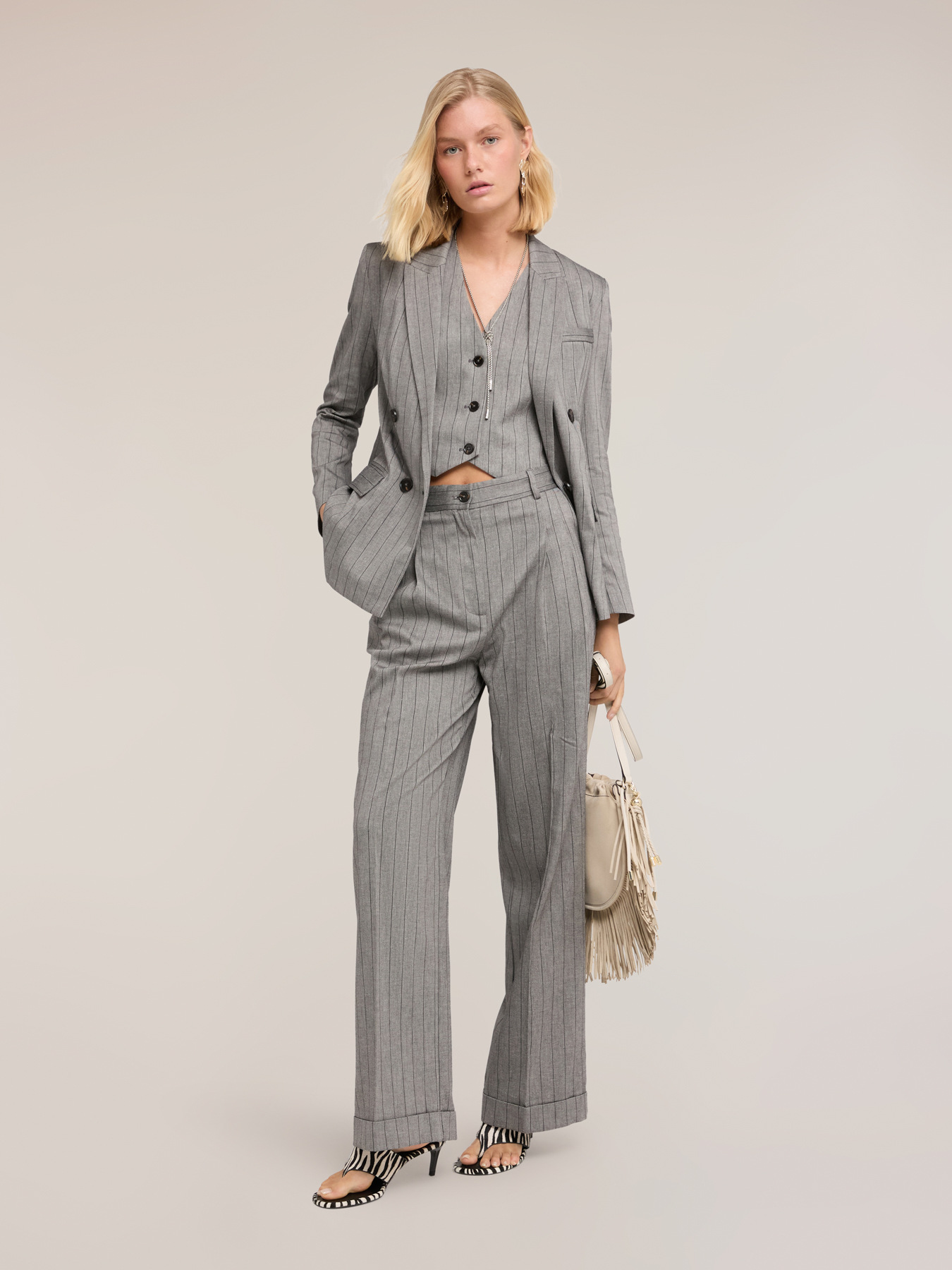 Blazer doppiopetto gessato in misto lino image number 2