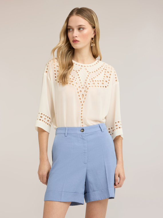 Blusa in georgette con ricami ajour&eacute;
