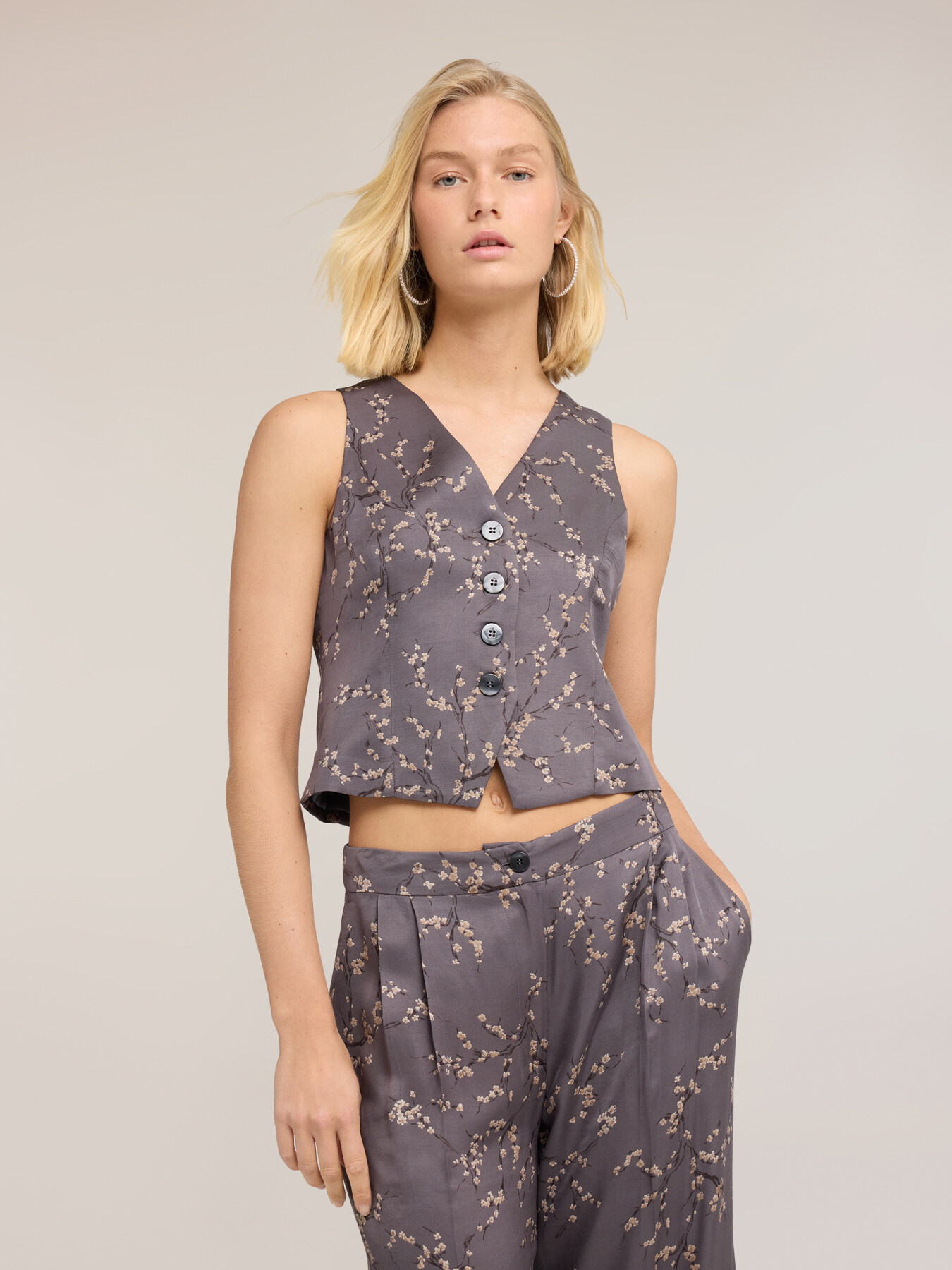 Gilet in twill di viscosa con stampa a fiori image number 0