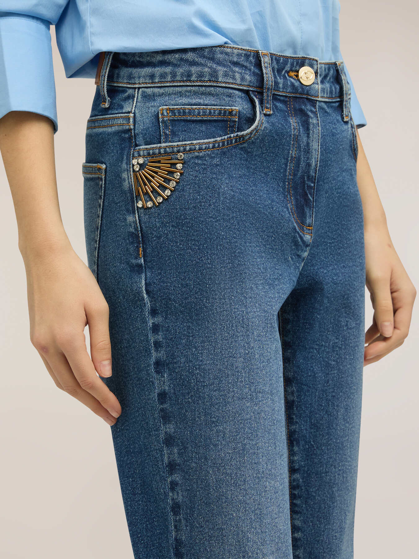 Jeans flare con dettaglio gioiello image number 3