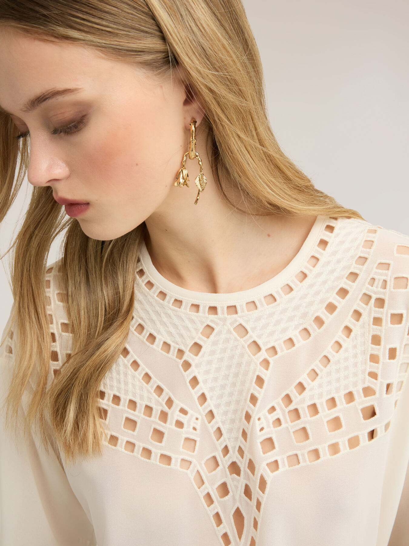 Blusa in georgette con ricami ajour&eacute; image number 3