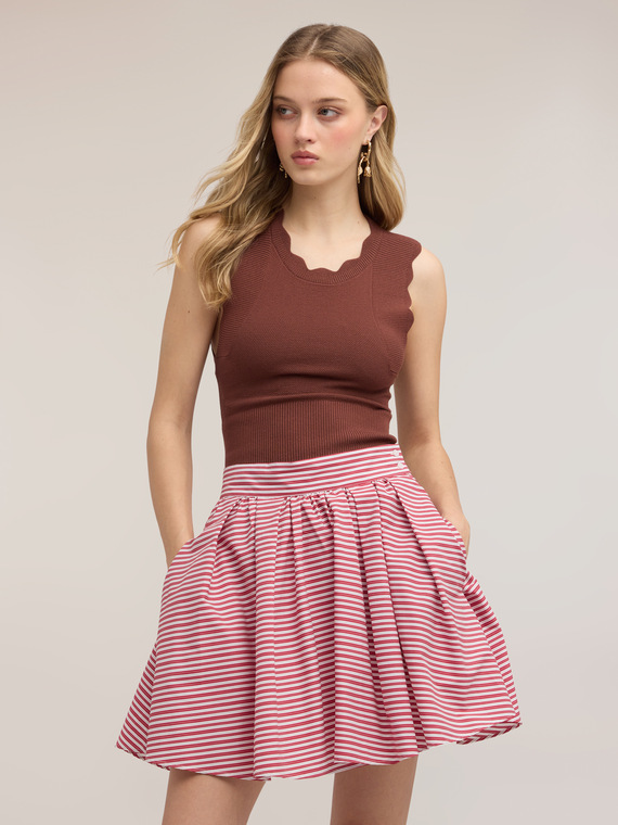 Maglia con smerlatura e cut-out posteriore