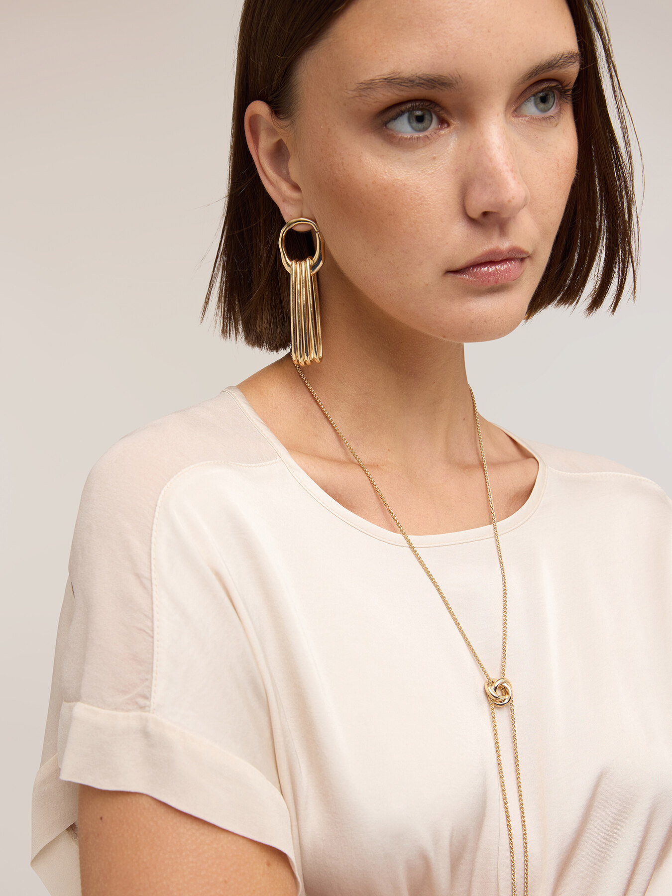 Blusa in raso con scollo a barchetta image number 3