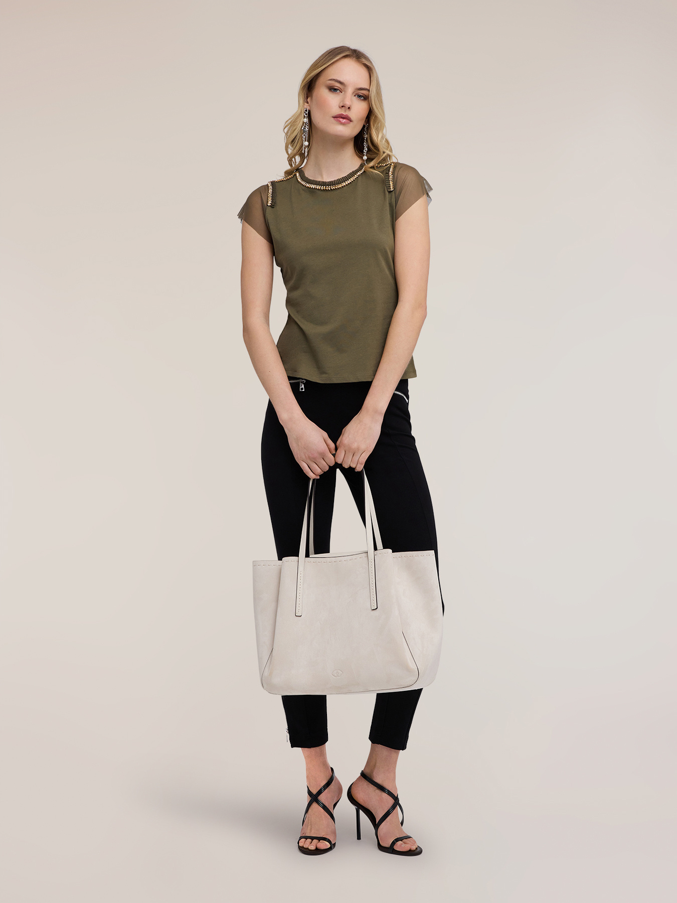 T-shirt con maniche in tulle e ricami gioiello image number 3