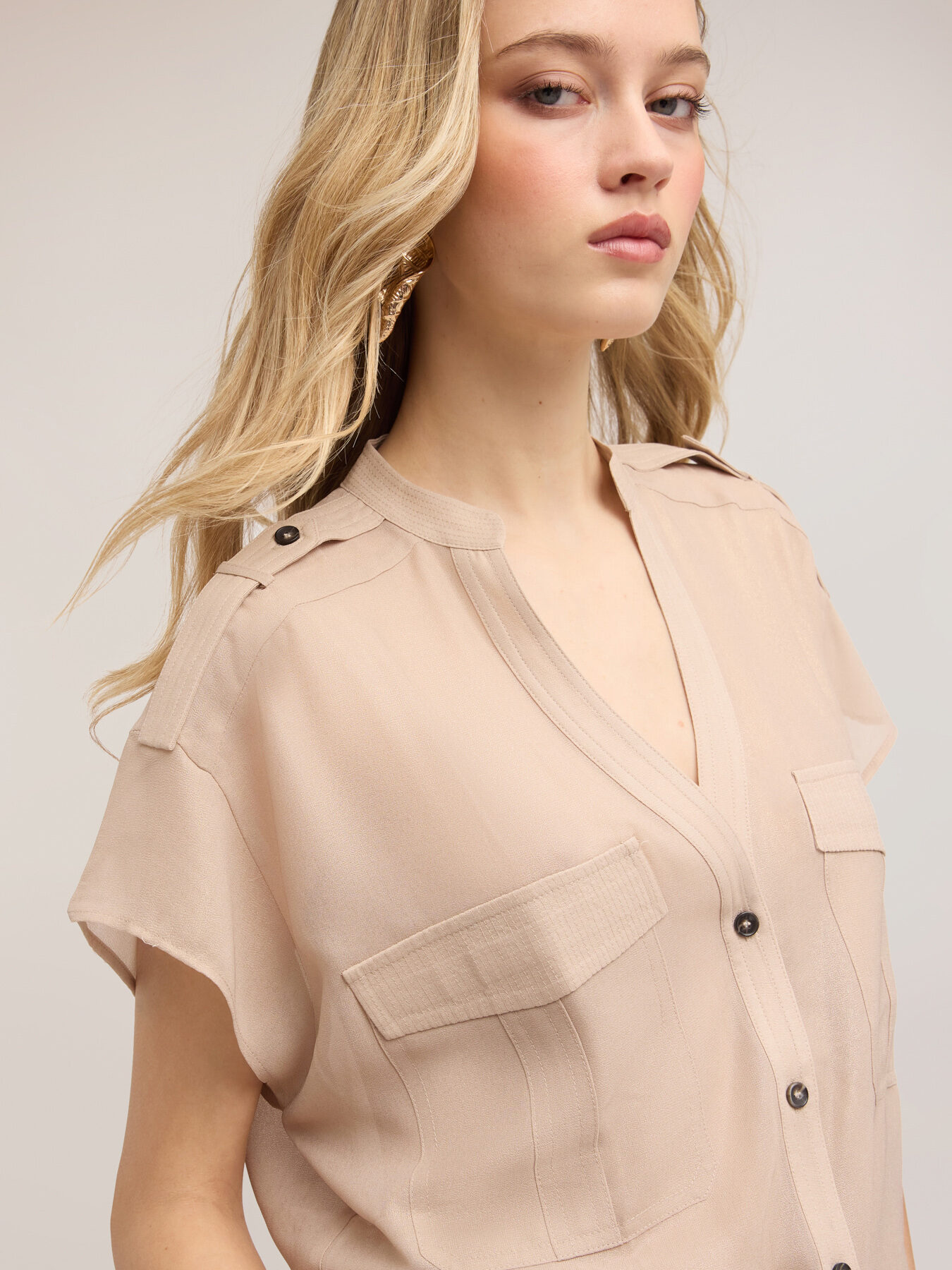 Camicia in georgette laminata con tasche image number 3