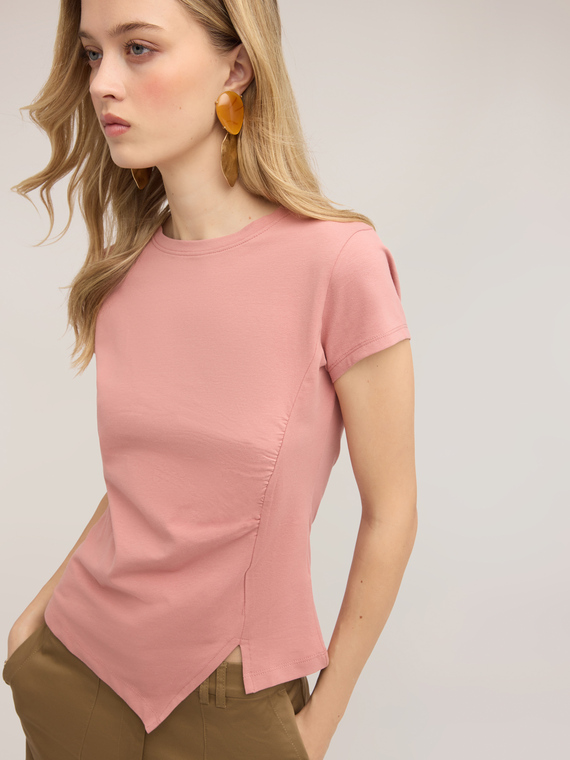 T-shirt con drappeggio laterale asimmetrico