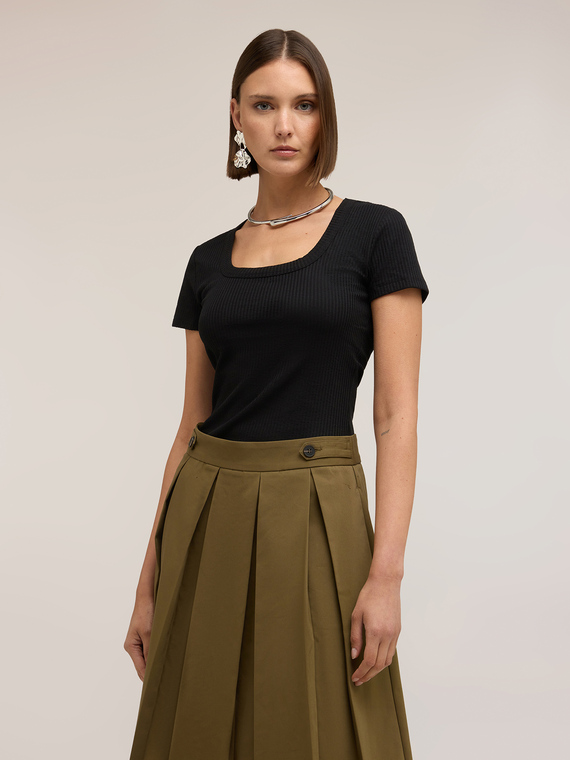 T-shirt in jersey a coste con cut-out