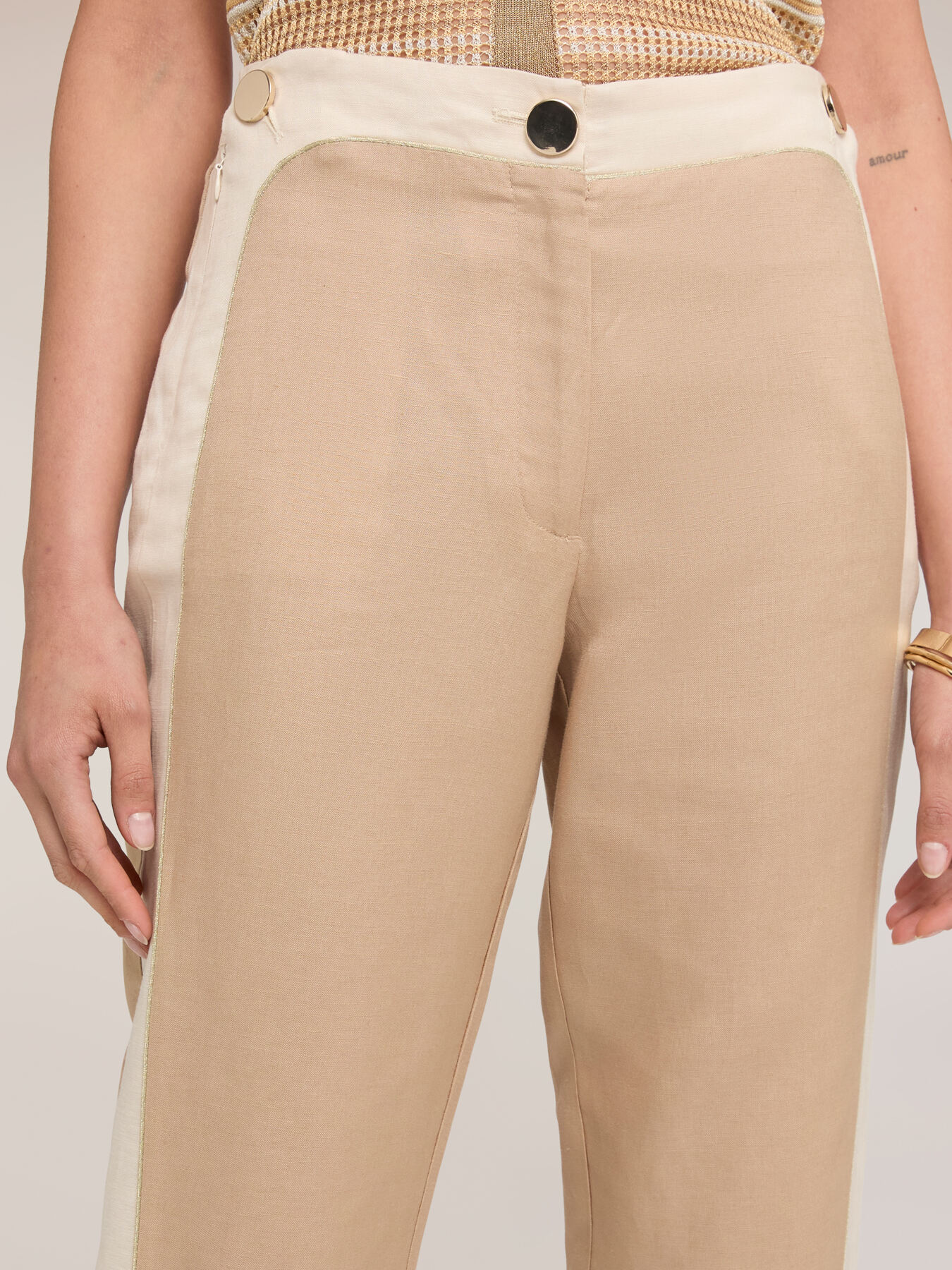Pantaloni con piping e spacco sul fondo image number 2