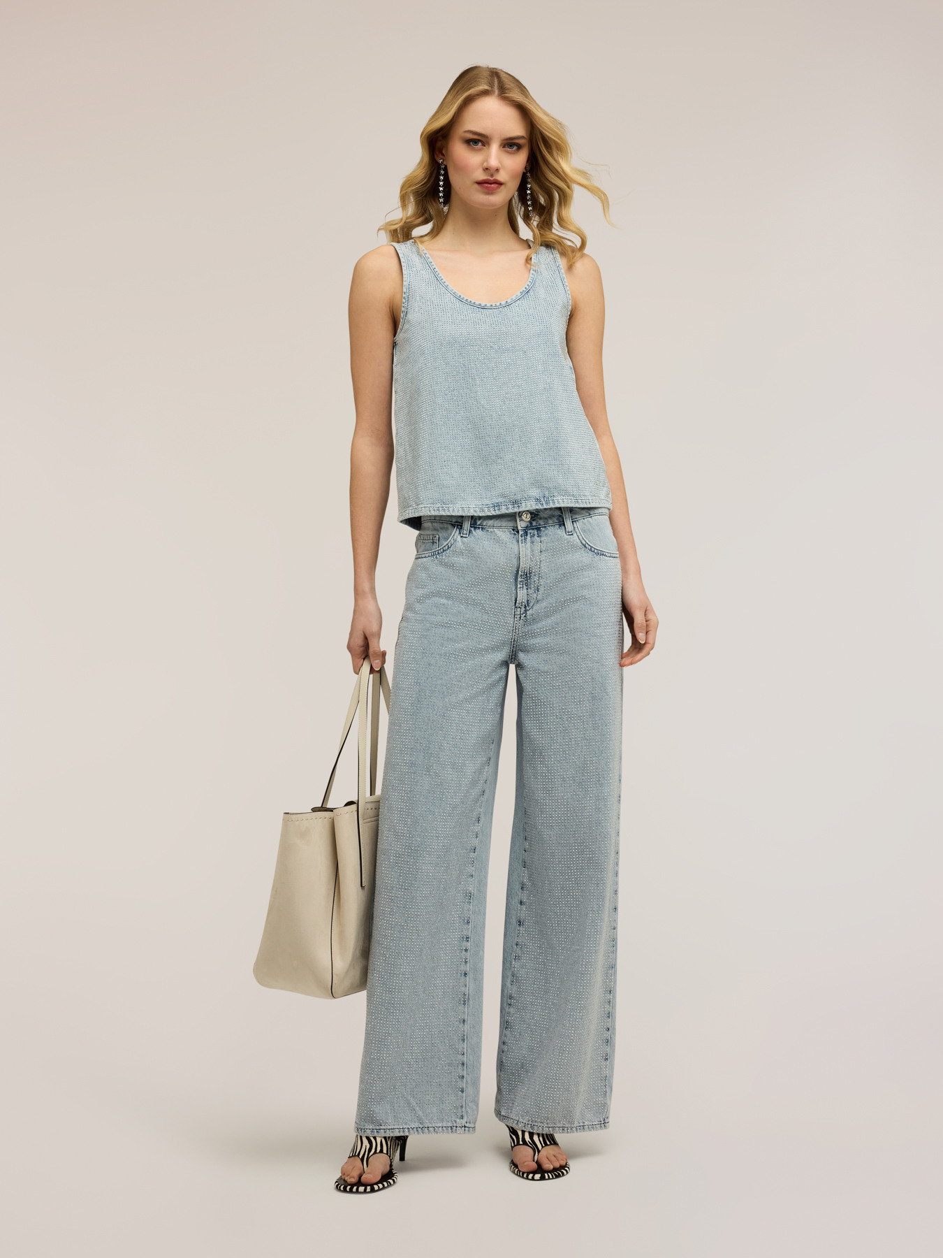Top in denim con cristalli image number 3